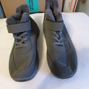 NWOB Women's Faux Gray Ankle Boots Size 39 (7.5)